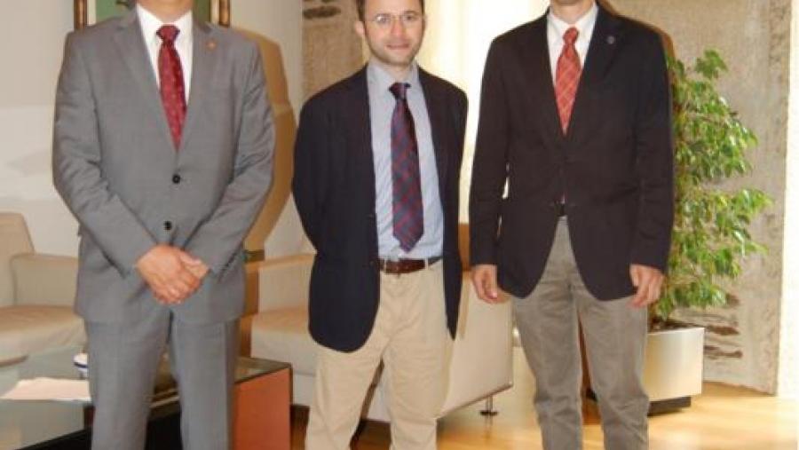 De esquerda a dereita, Bueno, Criado e Barreiro, na Vicerreitoría de Coordinación do campus de Lugo