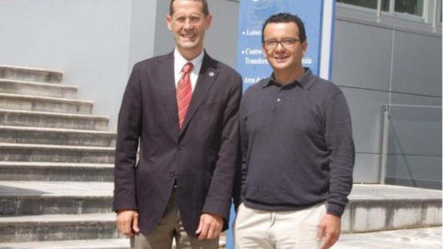 Andrés Barreiro e Leonardo Gabriel Granados Rojas, diante do edificio Cactus do campus de Lugo