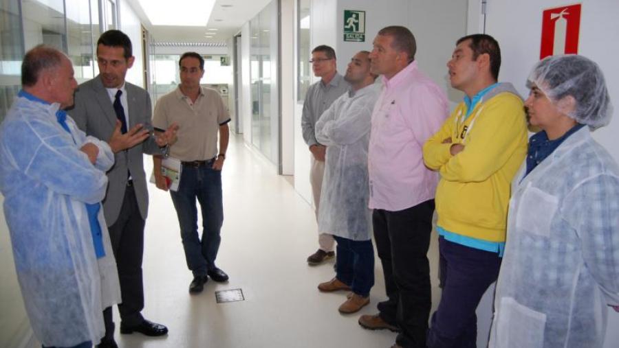 Andrés Barreiro, segundo pola esquerda, cos integrantes da delegación colombiana na sede da APLTA da USC