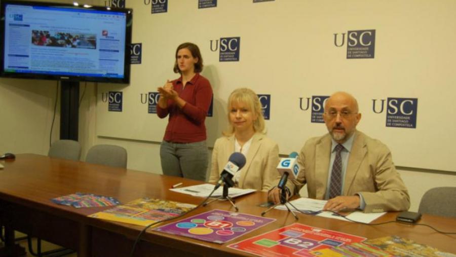 Sentados, Katerina Vlasakova e Roberto López na presentación celebrada na Sala de Prensa coa tradución a lingua de signos de Irene Rivas