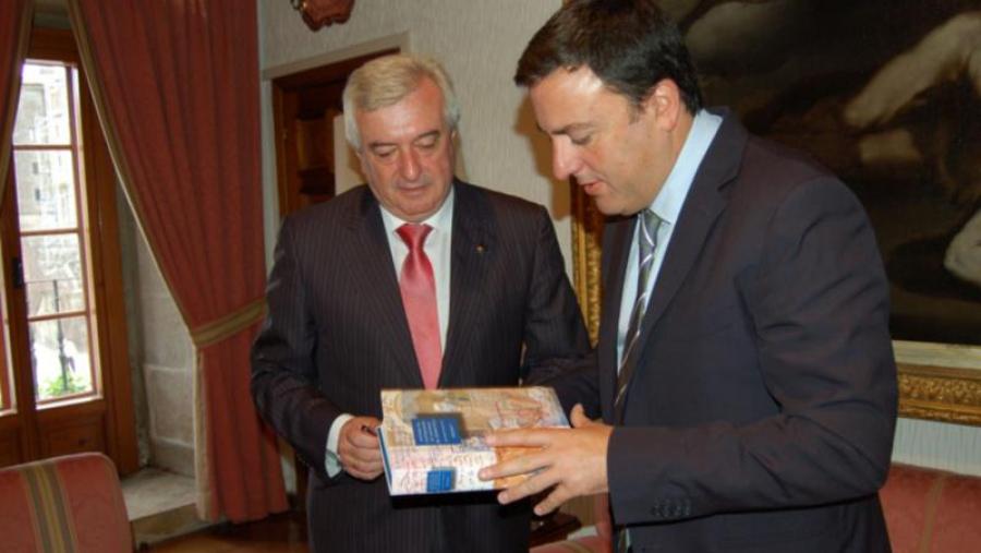 O reitor recibiu a Valentín González no seu despacho de San Xerome