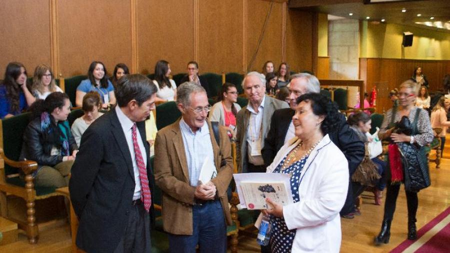 Ángel Carracedo conversando cos presidentes do comité organizador, os docentes Miguel A. Santos Rego e María José Buceta, e o director do Instituto de investigación en Enfermidades Raras do Instituto...