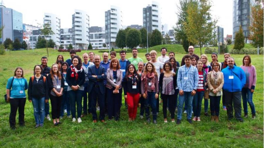 Parte do equipo docente posa co alumnado da escola de verán