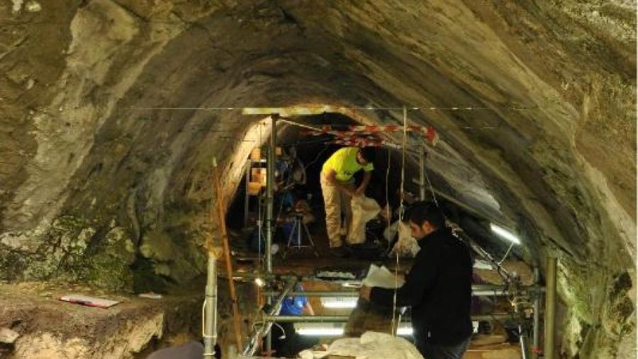 Vista da escavación arqueolóxica na entrada de Cova Eirós