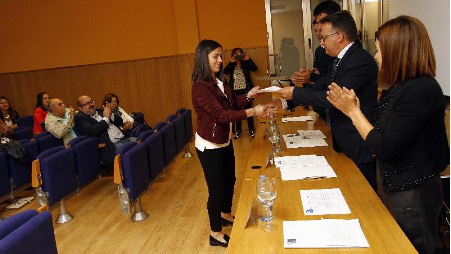 Bueno entrega o diploma a unha das persoas xa tituladas na pasada edición do máster