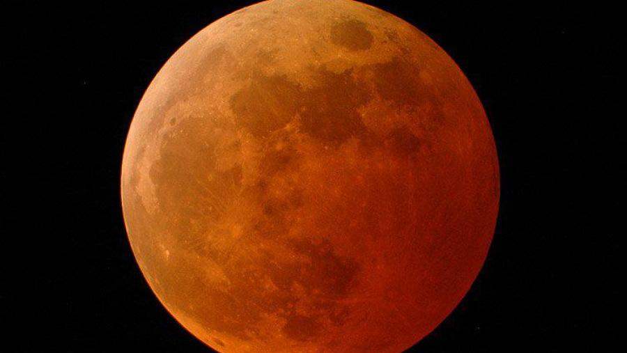 Eclipse total de lúa na madrugada do domingo ao luns
