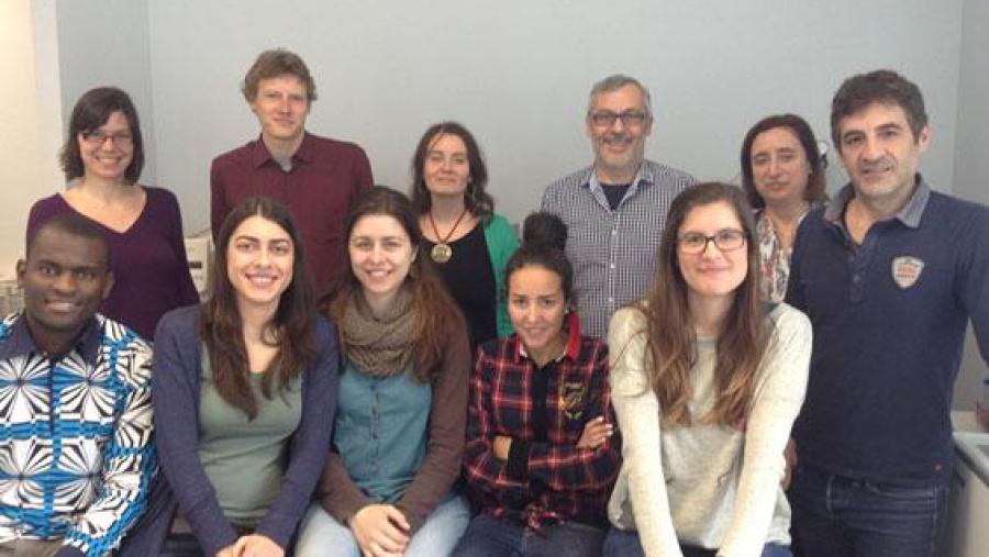 Luís Rodríguez (primeiro pola dereita), Marcela Rial (sentada, terceira pola dereita) e Antonio Martínez (de pé, segundo pola dereita) cos membros do grupo de investigación