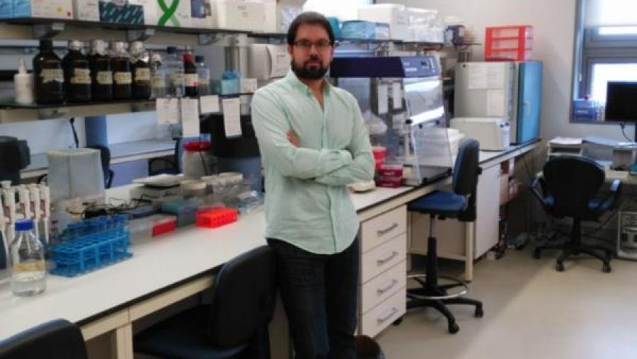 O investigador Antón Barreiro no laboratorio