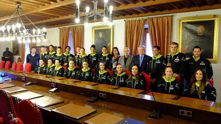 A USC colabora co partido da selección española feminina de balonmán deste mércores en Santiago