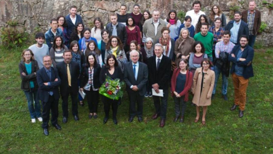 Leticia Regueiro, no centro co ramo, cos membros do tribunal e colegas que asistiron á defensa da tese