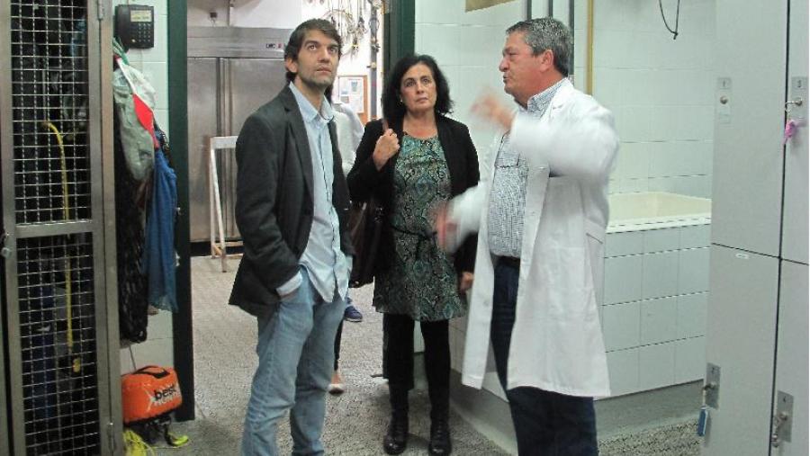 O profesor Victoriano Urgorri, á dereita, guiou a visita de Jorge Suárez e Esther  Leira