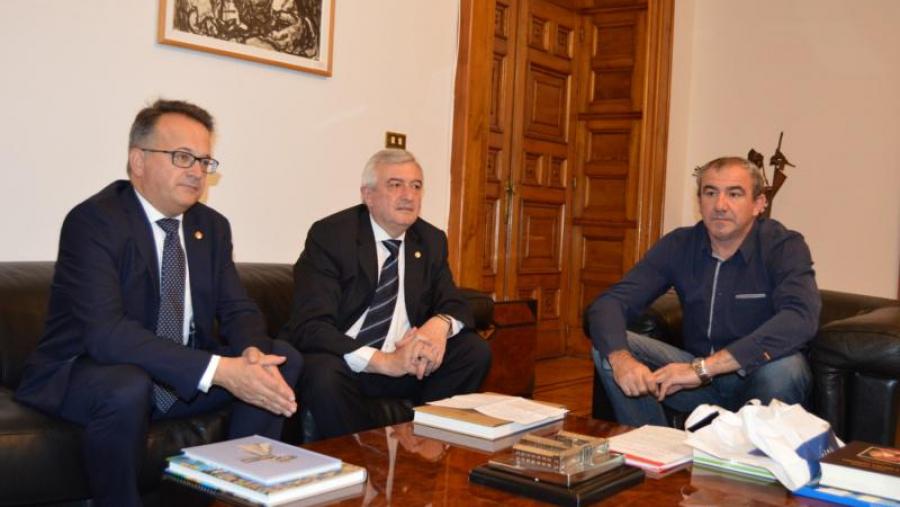 De esquerda a dereita, Javier Bueno, Juan Viaño e Darío Campos, no Pazo de San Marcos