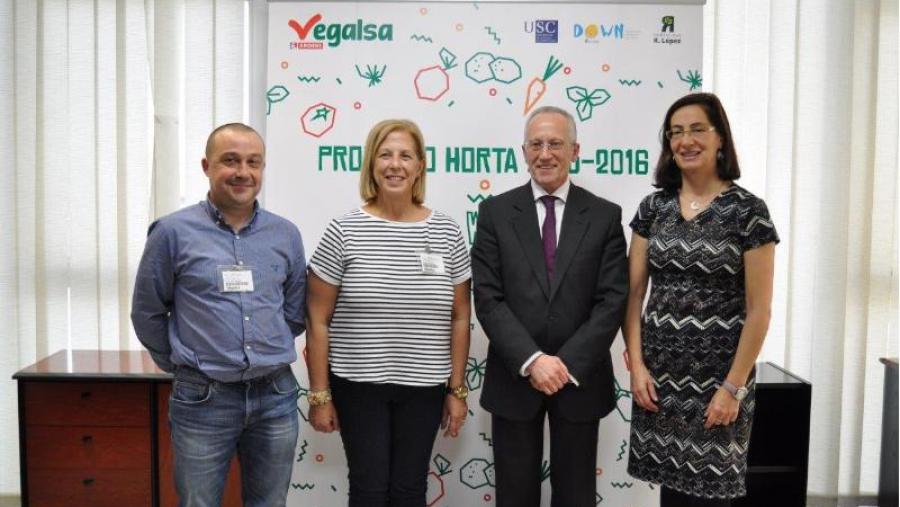 Dolores Vázquez, á dereita, con representantes de Eroski, Down Coruña e produtores hortícolas