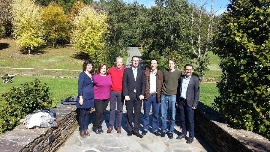 Iván López Moreira, no centro, co director de tese e membros do tribunal avaliador