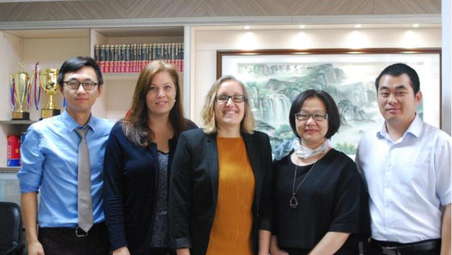 QuanWang, JoDee Anderson e Carme Silva, da USC, e, á dereita, dous responsables académicos da universidade chinesa de Guangdong