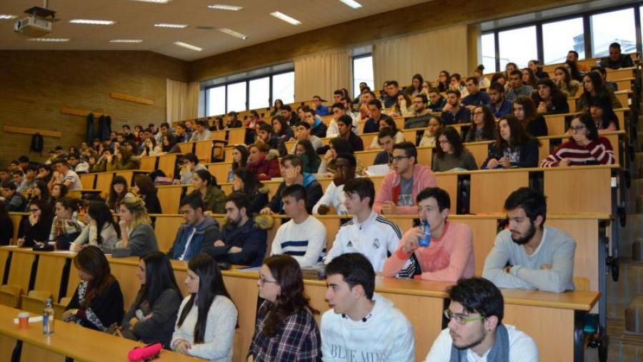 Estudantes, no foro sobre emprendemento universitario celebrado na Facultade de ADE