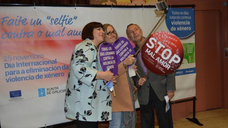 López Abella, Silva Domínguez e Rodríguez Lestegás, no posto informativo contra a violencia de xénero en Formación do Profesorado