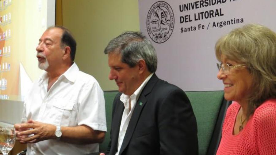 José Manuel Domínguez Castiñeiras, primeiro pola esquerda, en presenza do decano e da profesora Alicia Costamagna