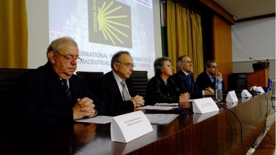 A inauguración presidiuna a vicerreitora de Investigación e Innovación, Isabel Rodríguez-Moldes (Foto: SERVIMAV-USC)