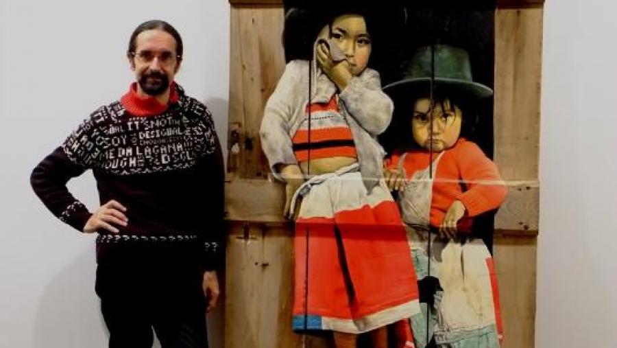 O artista Siro López, cunha das obras da exosición (Foto: SERVIMAV-USC)