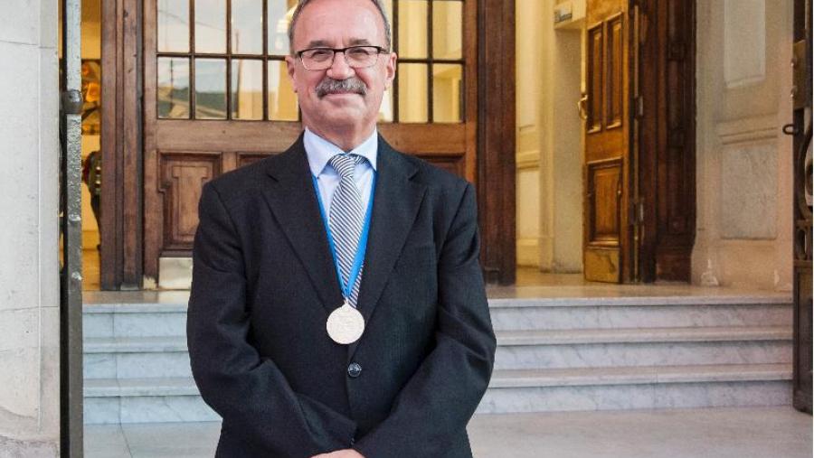 O catedrático Juan Lema diante da reitoría da universidade chilena