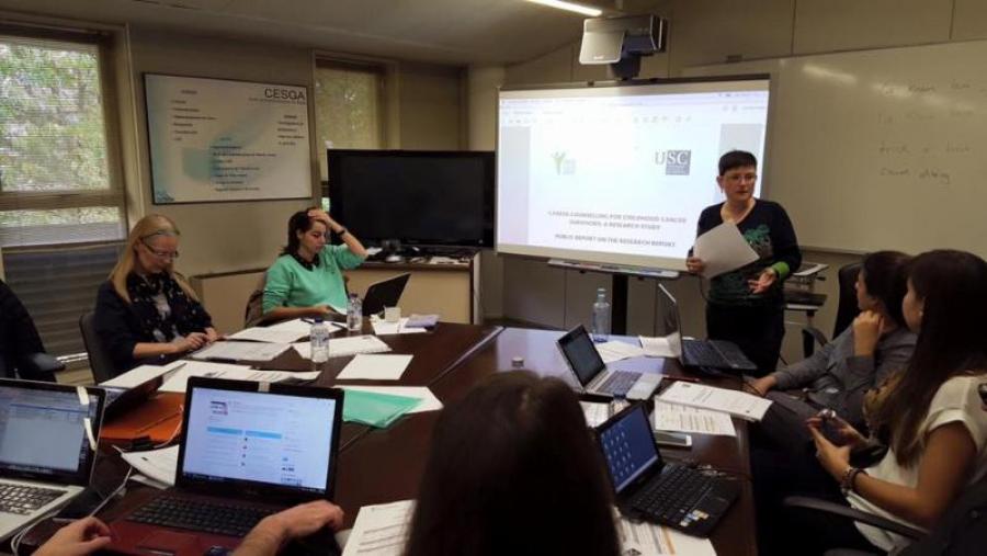 Detalle da xuntanza celebrada en Compostela, nun momento da presentación da profesora Carmen Fernández Morante (de pé).
