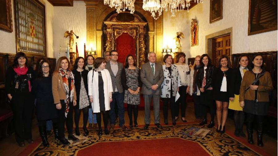 As personas premiadas co reitor no Salón de Grados