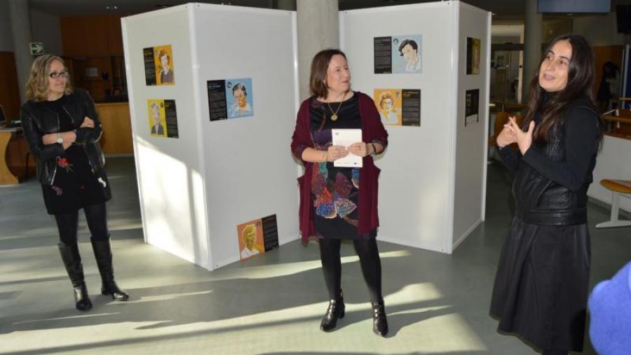 Carme Silva, Ana Jesús López e Eva Aguayo, na apertura da mostra na Biblioteca Intercentros