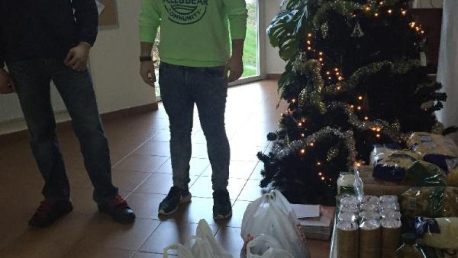 Voluntarios da residencia Jesús Bal y Gay con alimentos recollidos na campaña solidaria