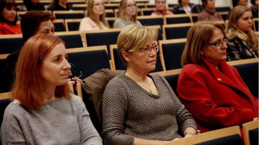 Mulleres científicas debaten na USC sobre os teitos de cristal