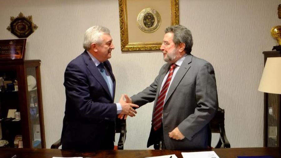 O reitor Juan Viaño e Jordi Jordá asinaron o contrato nun acto procolario en San Xerome. Foto: Servimav-USC