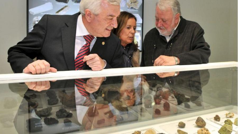 Joaquín Pardo explicoulle parte da mostra ao reitor Viaño e á directora do Museo, Mabel Fraga (Foto: Santi Alvite)