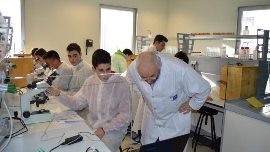 Estudantes do IES Ánxel Fole, nun laboratorio da Facultade de Ciencias co profesor Jesús Antonio Casabiell