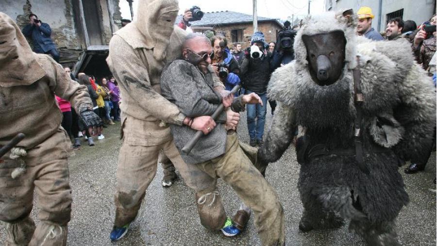 O Oso de Salcedo, unha das manifestacións populares tradicionais da comarca. Fotografía de Toño Parga