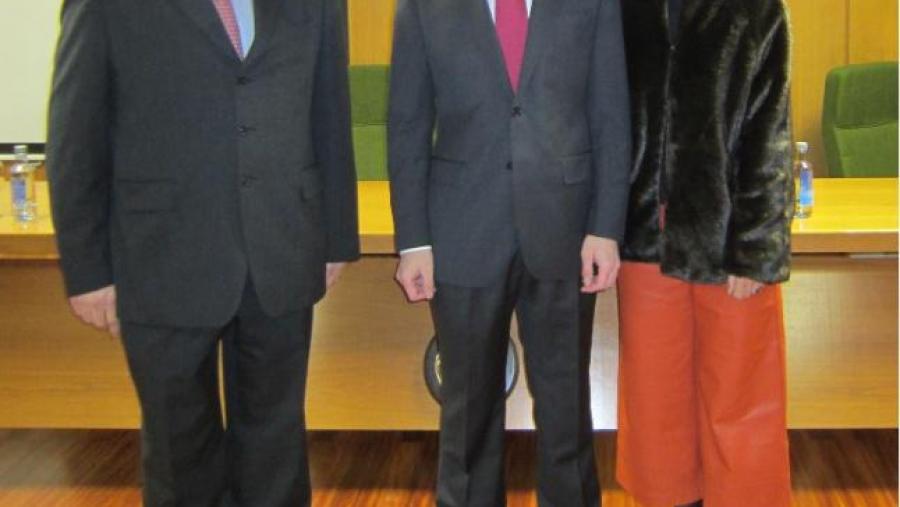 Diego Rois, entre os directores da súa tese, José Luis Benedito e Marta López Alonso, en Veterinaria