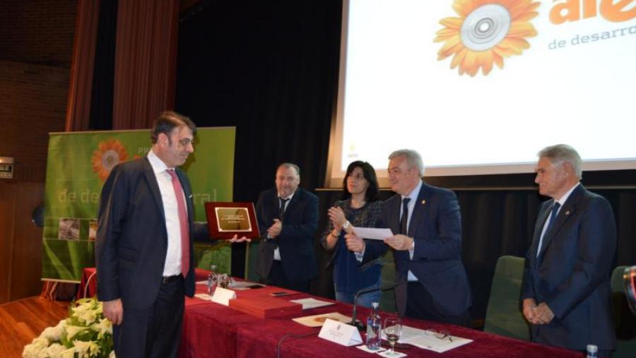 Severiano Ónega recibe o XVI Premio Aresa de mans do reitor Juan Viaño