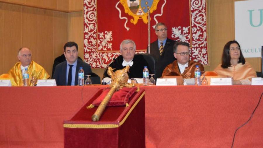 O reitor Juan Viaño, no centro, preside o acto académico de San Tomé na Facultade de Ciencias de Lugo