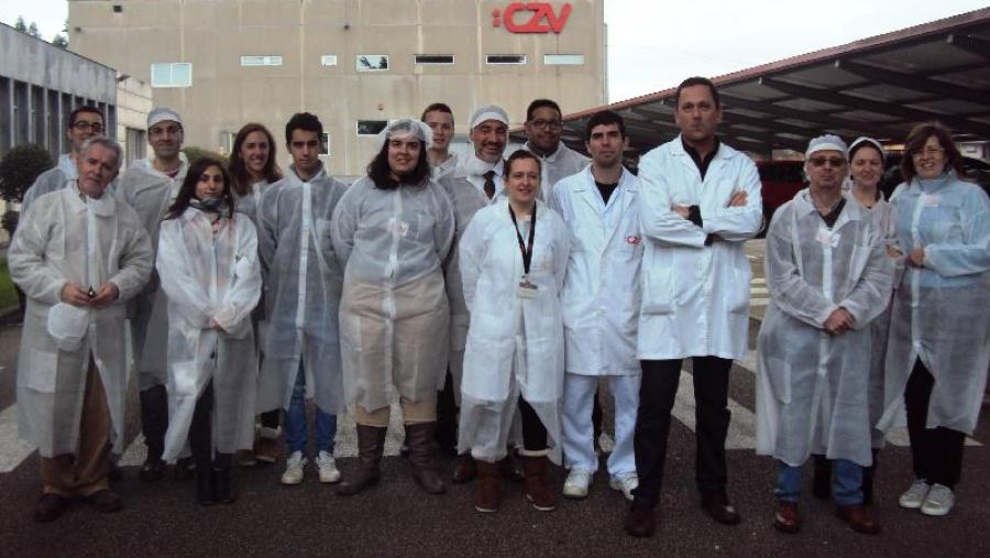 Estudantes do programa ARGOS e persoal técnico da AVTE  visitaron a empresa CZ Veterinaria 