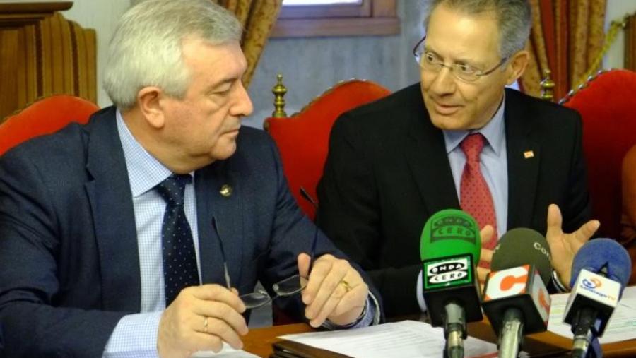 O reitor Juan Viaño e o presidente nacional de Cruz Vermella Española, Javier Senent, asinaron o convenio (Foto: SERVIMAV-USC)