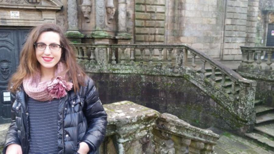Milena Cortés fronte á escaleira de San Martiño Pinario