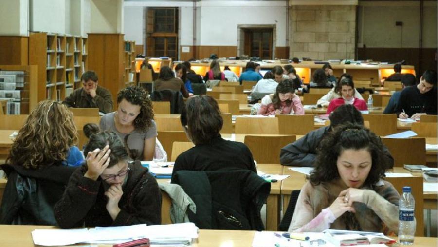 Refórzase o horario extraordinario de apertura de bibliotecas en Santiago e Lugo