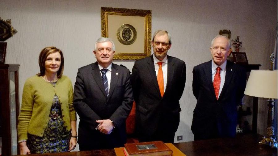 O reitor Juan Viaño e Francisco Vivar, flanqueados por María Luz Couce e José Mª Fraga. Foto: Servimav-USC