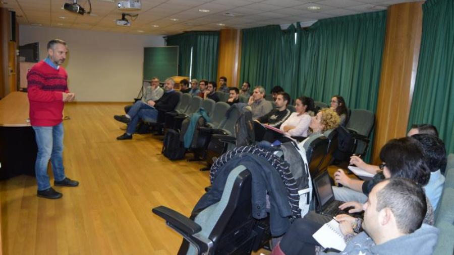 O profesor da USC David Miranda recibe aos participantes no workshop celebrado na Politécnica