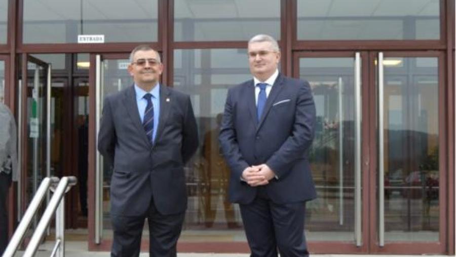 Carlos Baliñas e, á súa dereita, Carlos Andrés González Pérez, diante da Facultade de Humanidades