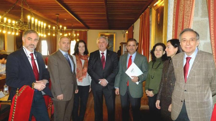 O reitor e o director xeral da Fundación, no centro rodeados dos promotores de Lentimed e integrantes de AVTE. Foto: Servimav-USC