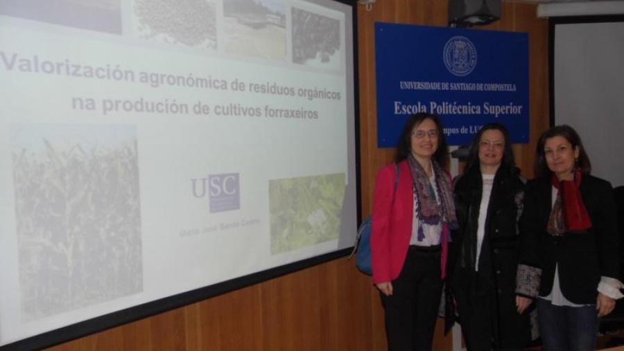 María José Bande, entre María Jesús Sainz e Elvira López, na Escola Politécnica Superior