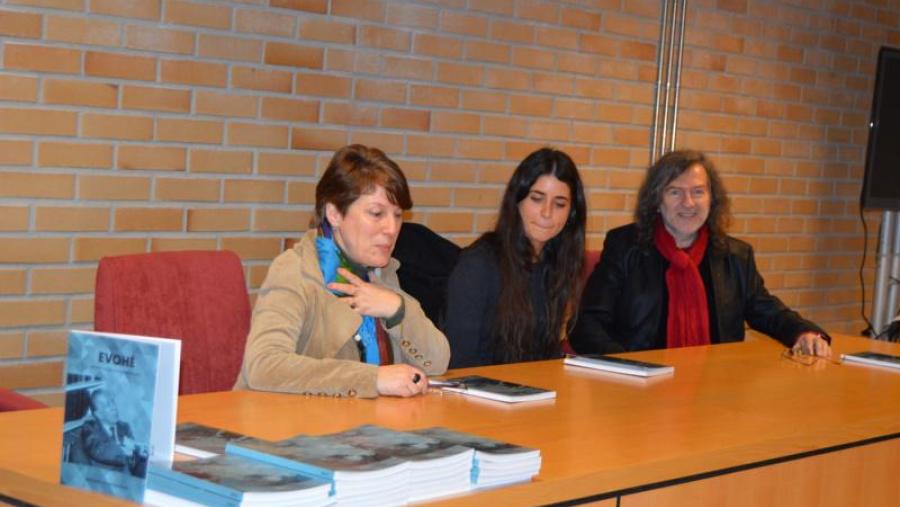 Isabel González, Cristina Fiaño e Claudio Rodríguez Fer, na presentación do último número de Evohé