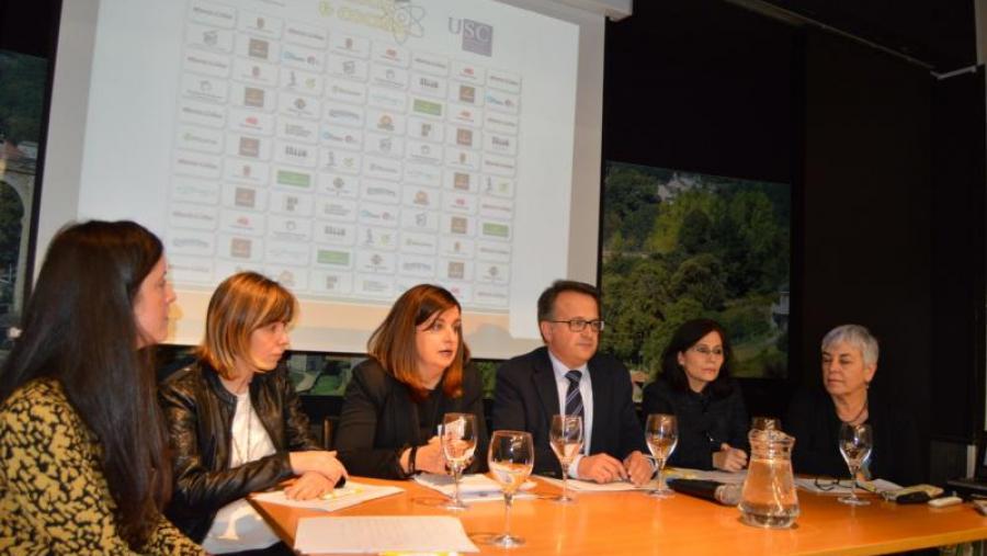 De esquerda a dereita, García, Porto, Romero, Bueno, Gómez e Basadre, na presentación das xornadas no IES Sanxillao