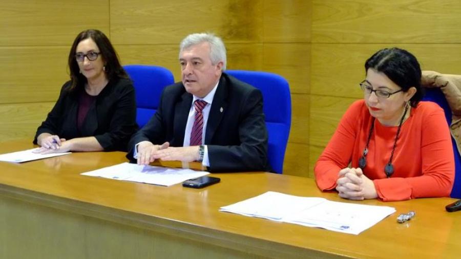 O reitor Juan Viaño, flanqueado pola decana Victoria Otero e a vicerreitora Almudena Hospido. Foto: Servimav-USC