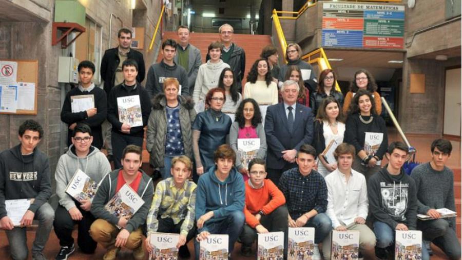 Foto de grupo dos participantes con autoridades e profesorado (Foto: Santi Alvite)